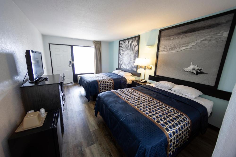 Queen Room with Two Queen Beds - Non-Smoking interior